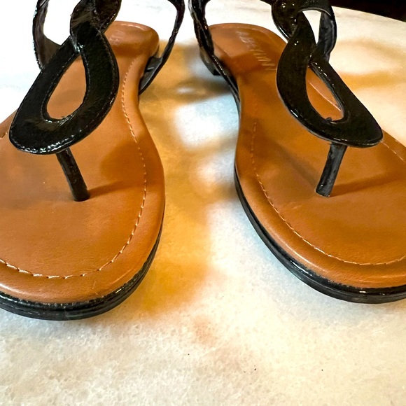 New Aubrey Lynn Black Patented Flats Sandals Size 7 - Picture 2 of 9